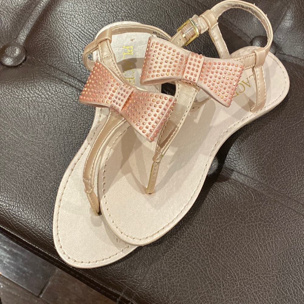Sandel with rhinestone bows! Slightly worn.